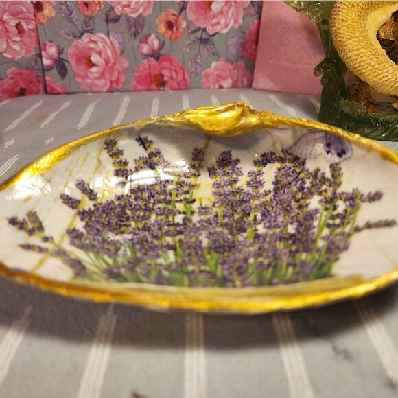 DECOUPAGE CLAM SHELL DECOUPAGE LAVENDER FLOWERS ON A CLAM SHELL TRINKET DISH - Picture 6 of 10